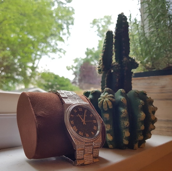 Micheal Kors Silver with Black Clock Face - Picture 1 of 4